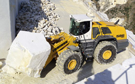 Liebherr L 586 2plus2 beim Transport eines frisch geschnittenen Marmorblocks.